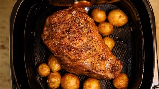 Rumptail should be on your Christmas table! It is a versatile cut that does not disappoint. Not only is it easy to cook but this roast goes far to feed your whole family. This recipe applies to a 1 kg rump tail. Top tip: Preheat your air fryer to 200C for about 3 minutes before you put the rumptail in the tray, this helps to sear the beef. 1. Drizzle olive oil and sprinkle coarse salt and cracked black pepper onto your rumptail and baby potatoes. 2. Load rumptail into the air fryer and add pota