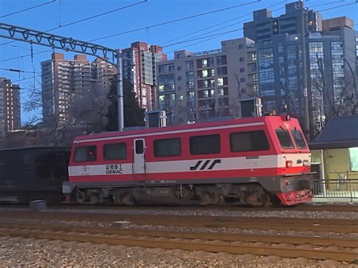 今日第二份好货！56477次水南庄道口正常，本务3节金鹰工程车 3节矿砟车