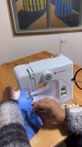 Ya tenemos en nuestros talleres de Cólgo Academia las máquinas familiares de tamaño reducido marca Singer MENDING M1000. Que su apariencia sea pequeña, no quiere decir que sea una máquina de juguete, al contrario, es una máquina con las mismas capacidades de una máquina familiar estándar. La utilizaremos para nuestros talleres de Diseño de Moda para Niñas y Niños ❤️🧵 #moda #diseñodemoda #costura #telas