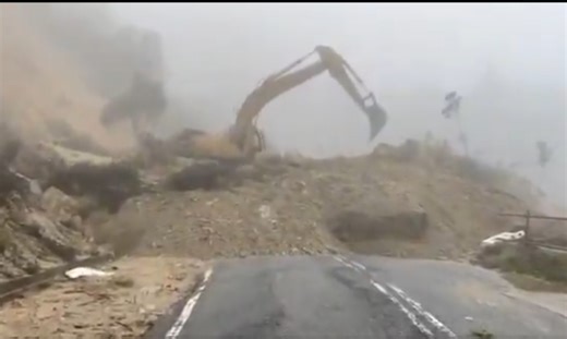 Landslide blocks road linking Ion Delemen to Resorts World Genting, access to Genting unaffected; no loss of life reported (VIDEO)