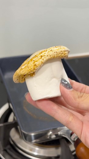 52🍕 \ 我 餓 𝘍𝘖𝘖𝘋𝘐𝘌 ／ 美食 旅遊 超商 餐廳 展覽 街邊美食 on Instagram: "棉花糖變成蘑菇了～～ 吃起來有焦糖的香氣！外皮還會脆脆的！ used a pan to shape marshmallows into mushrooms🤣🍄 #創意吃法 #棉花糖 #創意料理 #marshmallows #foodarts #foodfun #foodfunny"