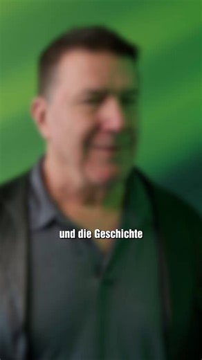 Stimme zeigen, Gefühl beweisen. 🎤 Wie läuft der Gesangspart im Disneys TARZAN-Casting ab? Jim Abbott und Ratan Julian Jhaveri nehmen euch mit hinter die Kulissen und erklären, worauf sie bei der musikalischen Auswahl achten. 🌿🎶 Vom ersten Ton bis zur echten Dschungel-Gänsehaut – so klingt die Magie hinter der Rolle. #DisneysTarzan #TarzanMusical #GesangImCasting #RatanUndJim #BackstageTarzan | Tarzan - Disneys Musical