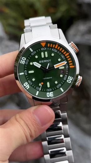 Making waves in the 9-to-5. 🌊👊 200M WR, Automatic Dive Watch, Sapphire, Super Luminous