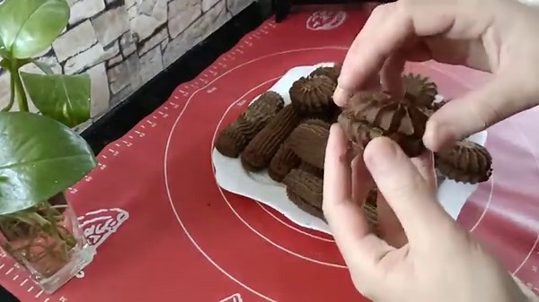 159K views · 4.5K reactions | حبسي ماتضعيش البيض️قنبلة المشاريع لعام 2024بتي فور بدون بيض ذوق شكولا براس مال صغير والفايدة كبيرة #بتي_فور_بدون_بيض #حلويات_اقتصادية_وراقية #مملكة_ام_جزائرية #مشاريع_مربحة | مملكة ام جزائرية | Facebook