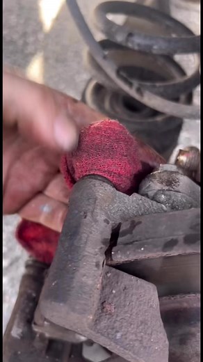 21K views · 191 reactions | Watch my mobile mechanic remove this seized slide pin off the brake pad bracket and save the rubber boot. #macktrucks #mechanical #mechaniclife #mechanic #repair #fix #fixit #fpyシviral | My Mobile Mechanic / Auto Repair & Brake Replacement. | Facebook