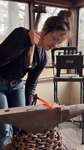 10 minute tongs 🔥 needed to get a better grip on my hatchet heads so I made a quick pair! #blacksmith#forge#hatchet | AnvilAnna
