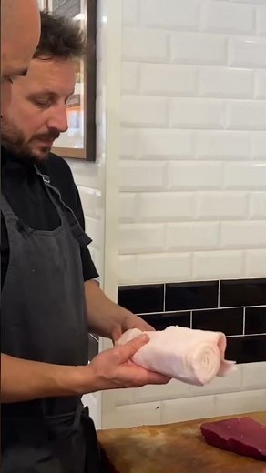 Boucherie : bien préparer et former un rôti de bœuf #métiers #boucher #boucherie #viande #roti