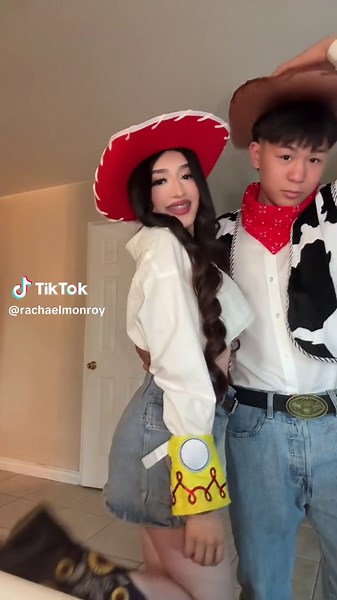 woody & jessie 🤠😝 #fyp #foryou #parati #costume #woodyandjessie #halloweencostume #couple @pow