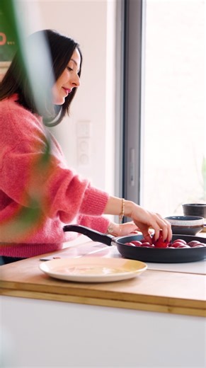 Quand la magie opère avec Gastrolux, ça donne ça ♥️ 🥧 TARTE TATIN AUX PRUNES – RECETTE MAISON 🧑‍🍳 Ustensiles utilisés : • 1 x Poêle 28 cm Gastrolux • 1 x Retourneur Standard Violet 🛒 Ingrédients : • 25 g de beurre doux • 150 g de sucre de canne • 1 kg de prunes • 2 c. à c. de poudre d’amande • 1 pâte feuilletée ronde • Glace vanille 🍨 👩‍🍳 Préparation : 1️⃣ Préchauffez le four. 2️⃣ Dans la Sartén Gastrolux froide, mettez le sucre et le beurre. Faites fondre à feu doux, puis retirez du feu.
