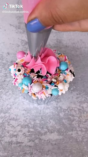 Spooky szn 💀💕🌸 #cupcake #spookyscaryskeleton #halloween2020