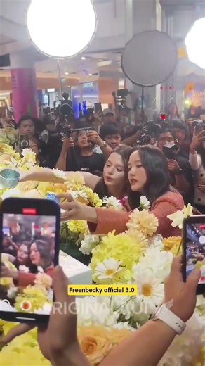 Awww, “Freen Becky is following the traditions and customs of her Thai culture.”On Songkran event 🫠🤩