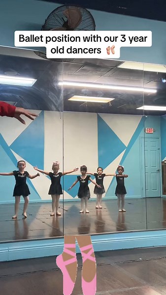 Mini beginners ballet class 🩰💗 #ballet #balletclass #ballet #class #dance #dancestudiomiami #miami #dance #dancechallenge #balletkids #viral #fyp @Elsi