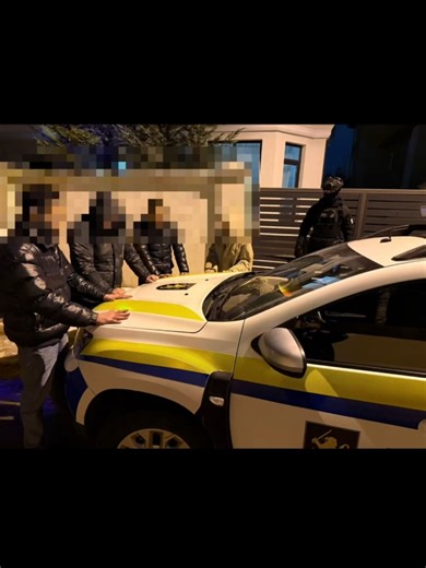 🚨 Descinderi nocturne în Botanica! Polițiștii și procurorii sectorului Botanica, împreună cu Direcția de Poliție Chișinău, au intervenit noaptea trecută într-un imobil unde ar fi fost organizată o speluncă pentru consum de droguri. 🔎 În interior au fost depistate 18 persoane. 💊 În urma perchezițiilor, oamenii legii au ridicat mai multe pachețele cu substanțe cu aspect similar cocainei și mefedronei, trimise pentru expertiză. ⚡ Cu suportul mascaților din BPDS „Fulger”, 5 persoane au fost rețin