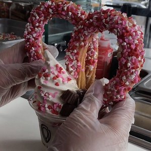 The making of our Chilled Love Loop by @dailyfoodfeed ❤️💕➰ Made with 2 Lil Loops to share with bae 😘 Or not... 😜 We're open til 11! #theloopchurros #stayintheloop 📹: Daily Food Feed | The Loop: Handcrafted Churros