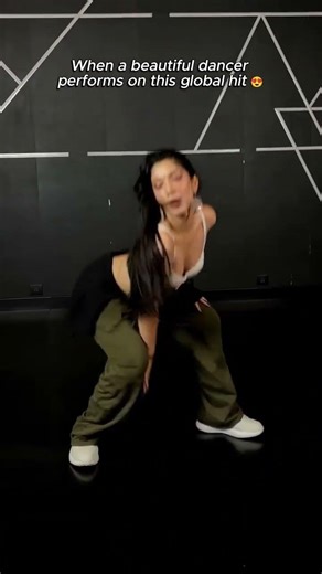 Hips Don’t Lie Dance 💃 Beautiful Girl Viral Dance | Shakira Song 🔥 #dance #trending #viraldance