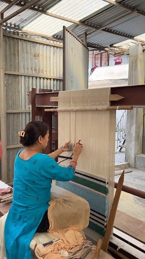 ✨Les Arcs by Charlotte Perriand Tibetan artisans translate Les Arcs’ assorted shades with Himalayan wool, respecting the color proportions outlined in Charlotte Perriand’s original drawings dated 1972. A testament to Perriand’s lifelong passion for artisanal craft, brought to life for the first time as a collection of hand-knotted rugs. Discover the Les Arcs Collection on the cc-tapis website. #cctapis #charlotteperriand #lesarcs #collection #furnituredesign #collectibledesign #design #interior 