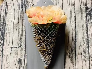 DIY Moss filled faux chicken wire home decor | Windy City Crafts