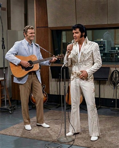 JERRY REED FINALLY HAD ELVIS PRESLEY READY TO RECORD “GUITAR MAN” — THEN HE ALMOST WALKED OUT AND TOOK THE SONG WITH HIM. In 1967, Elvis Presley heard Guitar Man and loved it. There was only one problem: nobody in Elvis’s band could play it the way Jerry Reed had. So Jerry Reed was called into the studio. He played the opening lick, Elvis smiled, and suddenly they had the sound they had been chasing all day. Then, just as the session ended, Colonel Tom Parker’s people asked Reed to give up half 