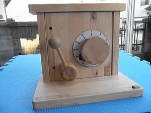 木のおもちゃ（金庫）