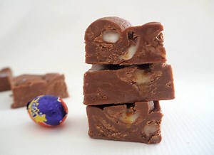All you need is 3 Ingredients to make this easy Creme Egg Fudge! Both regular and Thermomix insturctions included, full recipe here: https://createbakemake.com/2016/02/22/three-ingredient-cadbury-creme-egg-fudge/ | Create Bake Make
