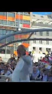 Ambiance de liesse à Paris, avant et pendant le passage du pape Léon XIV dans les rues