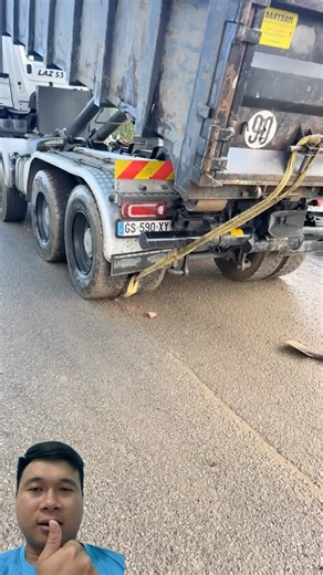 The rock stuck between the two tires was removed very effectively using a dump truck. Excellent!#new