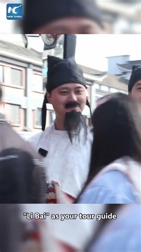 Experiencing poetry-themed sightseeing bus in China's Chengdu