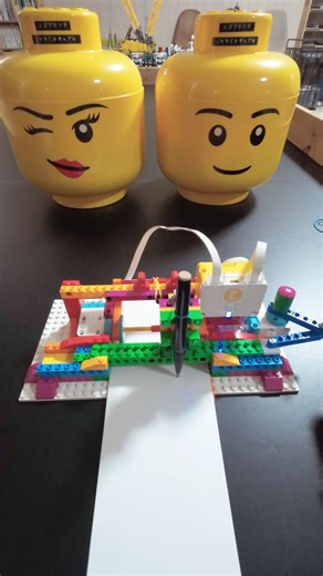 1.8K views | プリンターロボットを使って、□や△、「2・9・8」といった数字の一筆書きに挑戦。 小学2年生の授業です。...