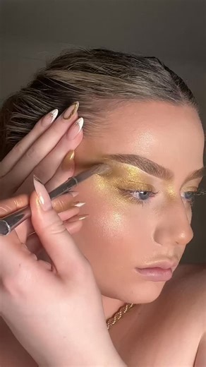 Georgia Brown on Instagram: "You already know I had to do a molten gold look to match my nails by @maria_bairy #makeup #makeuptutorial #creativemakeup #avantgardemakeup"