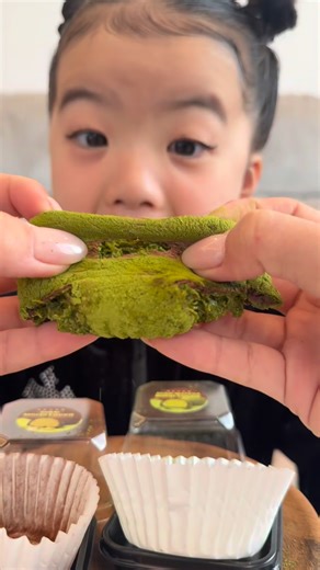 せのときなりの日常【公式】 on Instagram: "今食べるなら 【ドバイチョンドゥンクッキー】 SNSも街中もコレで溢れてるww もちもちっザクザクっ 好みの食感すぎてまた食べたい😭😭🩷🩷 せのちゃんは @okudo_shinokubo の食べたよー🍫！ みんなも食べた？ コメントで教えてね🩷 ＼＼ \\ // ／／ #せののいちにち ⏰毎日17:00リールUP 📺２日に1回YouTubeUP 👩🏻ステージママきなり管理 🩰キッズダンサーに役立つ講座も！ 🩷見れば流行りが丸わかり！ フォロー＆応援してね！ #5歳女の子 #都内おでかけ #ドバイチョンドゥンクッキー #ドバイもちクッキー"