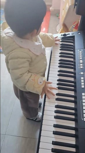 2 years 6 months toddler playing the piano This toddler is natural talent, Mariage D'Amour
