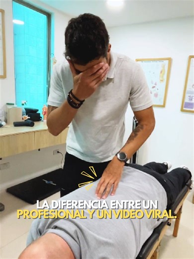 ⚠️ ¿Sabías que un ajuste quiroprráctico mal realizado puede causar más daño que alivio? En nuestro centro, todos los profesionales están certificados y cuentan con años de experiencia. Nos tomamos en serio tu bienestar y tu seguridad. En este video, nuestro quiropráctico realiza un ajuste preciso y seguro… pero al voltear, muestra lo que nunca debería ocurrir en una consulta real. 😅 Confía en manos expertas. Tu columna no es un experimento. 💙 #bienestar #salud #medellin #colombia #masajes #ter
