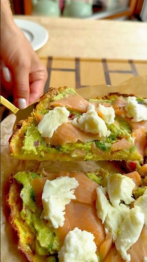 Bramborová pizza s guacamole, uzeným lososem a mozzarellou. #recipe #fit #food #pizza #guacamole