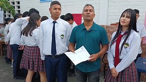 #BUGA Hoy desde Expo Ciencia en la Institución Educativa Gran Colombia, en dónde los estudiantes de la jornada de la tarde exponen los avances en el área de las ciencias naturales, y nos muestran algunos de los productos que han elaborado | Los Ojos de Buga