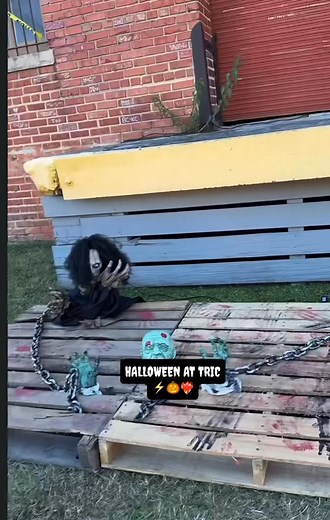 2.8K views · 70 reactions | Guardate che meraviglia la serata di Halloween di ieri al TRIC⚡️.. quanta magia si respira anche solo tramite un video❤️ Complimenti all organizzazione✨ Credit: FWBCharityEvents e thecomet23 #HAPPYHALLOWTHANKSMAS | One Tree Hill Italia. | Facebook