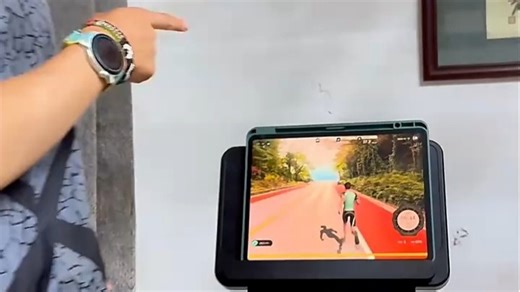 边玩游戏边燃脂，P20运动手环实时监测，久坐也能轻松瘦身，居家锻炼更有趣！