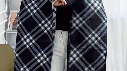 博柏利（BURBERRY）风衣穿着舒适，面料柔软，保暖性好，包装精致。日常通勤或郊游都很合适，提升整体穿搭质感。