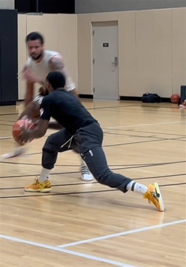 STEPBACK WITH NO DRIBBLES ?! 😳 #tonycrosbyy | Basketball Moves