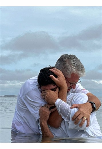 Olhando aqui meus arquivos e me deparo com esse vídeo de meu batismo nas águas. Que lembrança linda, que momento maravilhoso e importante… para um início de uma vida nova, nova criatura. O batismo é nada mais que um testemunho público que dá início a nova caminhada com Deus, é a renunciação de seus pecados e erros passados. Assim você se torna uma nova criatura, não na visão das pessoas, mas sim em Cristo Jesus. #batismo #batismonaságua #testemunho #renuncias #cristaosnotiktok