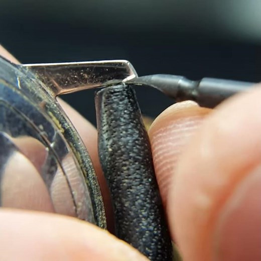 Enlever un bracelet de montre corne pleine