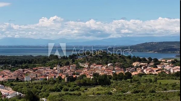Leucate village et son étang dans le sud de la France .