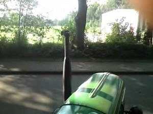 Beim Rundballen fahren mit deutz 4005