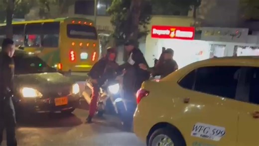 #Noticia🔴| Así fue la captura de ‘Nico Rossi’, uno de los expendedores de droga más buscados de Bucaramanga. Fue sorprendido con dosis de: 11 bolsas de marihuana, 5 bolsas con 2C-B (tussi), 2 bolsas con los derivados de la cocaína y una bolsa con LSD. Durante el procedimiento le fue inmovilizada una motocicleta BMW donde se movilizaba. | Canal TRO