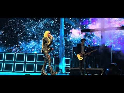 Avril Lavigne - Greatest Hits Tour 2024 live in Vancouver - 15 - I'm With You (show finale)