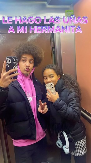 NAILS BY ROGER 🇩🇴🇪🇸 | CURSOS | MANICURA | MADRID | REELS on Instagram: "🩷LE HAGO LAS UÑAS A MI HERMANITA🩷 Mi hermanita ha cumplido 12 años y le he prometido hacerle las uñas 🫶🏾 la verdad que se está apañando genial y dice que la forma es muy cómoda 😳🤩! . Me dice ella: Como puede cambiar la mano cuando te haces las uñas? Se ven preciosass y muy delicadas jajajaja!. Y yo con mi cara así: (🥺) diciendo por dentro (se me hace mayorrrrr) 🥺🥺🩷 . SIGUEME, ME GUSTA, COMENTA Y COMPARTE ✨🫶🏾 