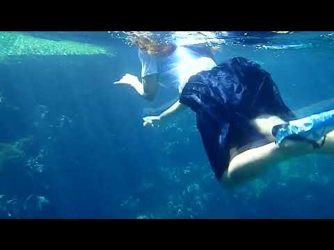 [写真集発売記念]制服で水中を泳ぐ