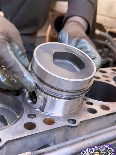 Mechanics Are Shocked by This Ultra Fast Piston Install #engine #pistons #mechanic #shorts #usatrucks