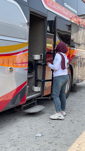 207K views · 2.9K reactions | Driver Cantik Dan Gesit Uni Chancant Sat Seet Gerak Cepat #bus #busmania #miyor #sawahluntopride #reelschallengereelschallenge #reelsvideoシ #reelsviralシfb #reelsfacebook #reels #reelschallenge | Terminal Channel | Facebook