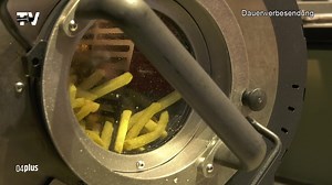 Wiederholt wurde Dietel Tank in #grimma mit dem Qualitätszeichen „Generationenfreundliches Einkaufen“ ausgezeichnet. Der Geschäftsführer des Handelsverbandes Sachsen, Gunter Engelmann-Merkel verlieh Tankstellen-Inhaber Stefan Dietel die Urkunde mit der erneuten Zertifizierung. Seit April wurde das Geschäft entkernt, grundhaft ausgebaut und komplett modernisiert. | Muldental TV GmbH