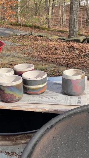 1K views · 41 reactions | Here’s a quick video of our last batch of Raku tumblers. We’ll get them cleaned up and I will try to post them to our online shop before the weekend so keep an eye out for that!. Voici une petite vidéo rapide de notre dernier lot de gobelets Raku. Nous allons les nettoyer et j'essaierai de les publier sur notre boutique en ligne avant le week-end alors gardez l’œil ouvert! 殺#raku #rakupottery #rakufiring | Robin Badger Pottery | Facebook